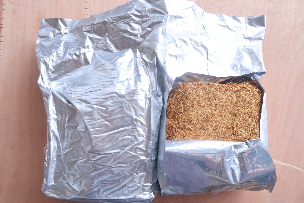 部分檢獲的懷疑未完稅製成煙草。 部分檢獲的懷疑未完稅製成煙草。