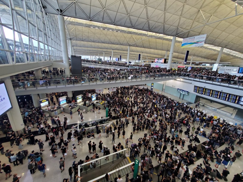 示威者企滿出入境大堂。