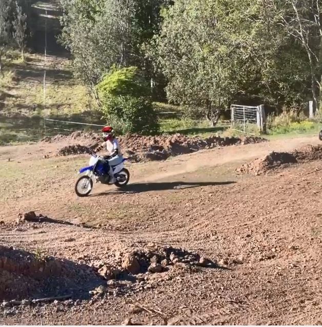 泥地唔算太起伏。