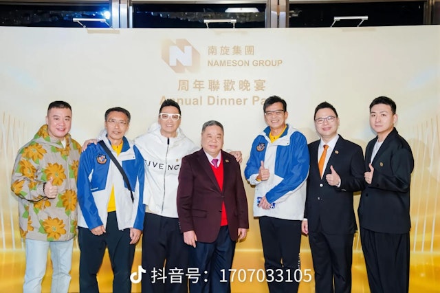 不过，在影大合照环节时，何家劲就如同众星捧月一样企在C位，更站在该集团主席王庭聪身边，又搭对方膊头，又齐齐竖大拇指，非常受宠。