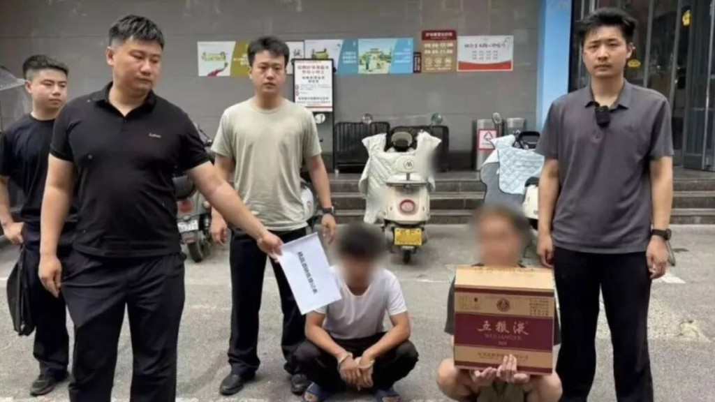 超市醒目店员发现有人3日内买走大量高级白酒，揭发诈骗洗钱案。