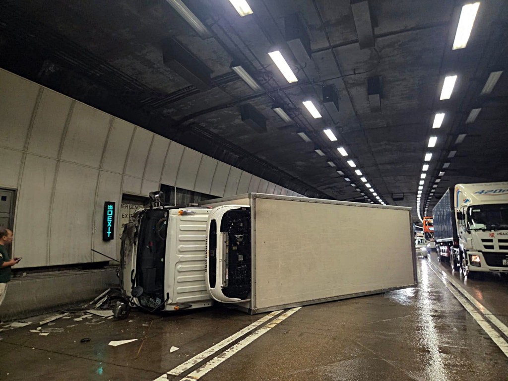 貨車失控翻側。fb：車cam L（香港群組）