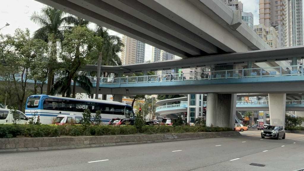 案情指旺角塘尾道行人天橋上的立法會選舉宣傳海報遭破壞 。楊偉亨攝 案情指旺角塘尾道行人天橋上的立法會選舉宣傳海報遭破壞 。楊偉亨攝