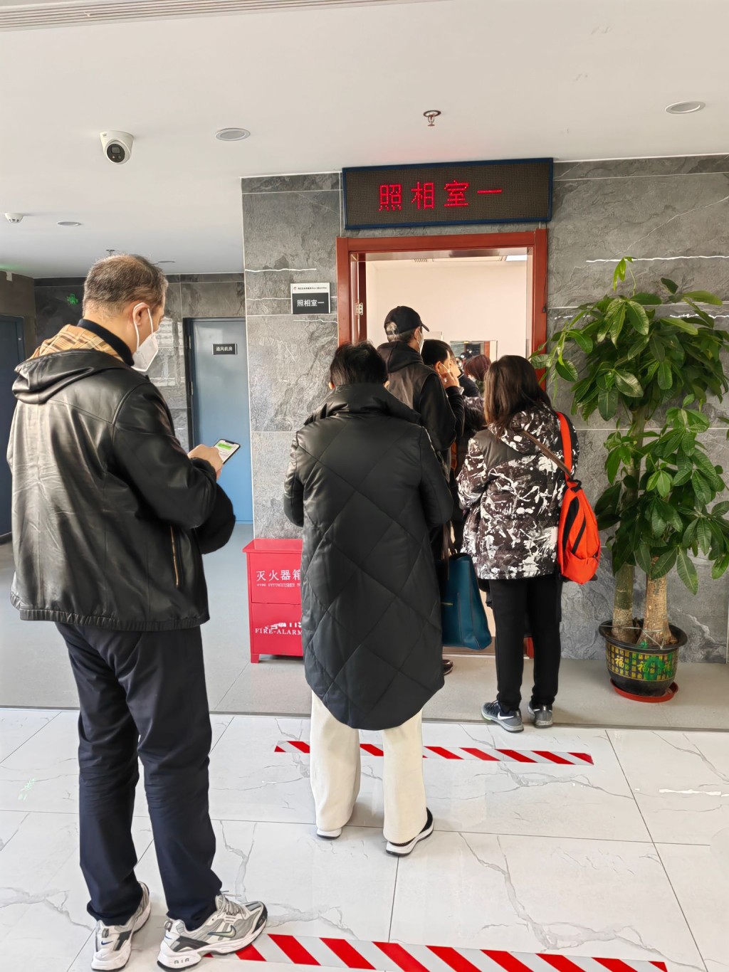 北京市公安局海淀分局出入境大廳，前來辦理港澳通行證的市民人數不少。