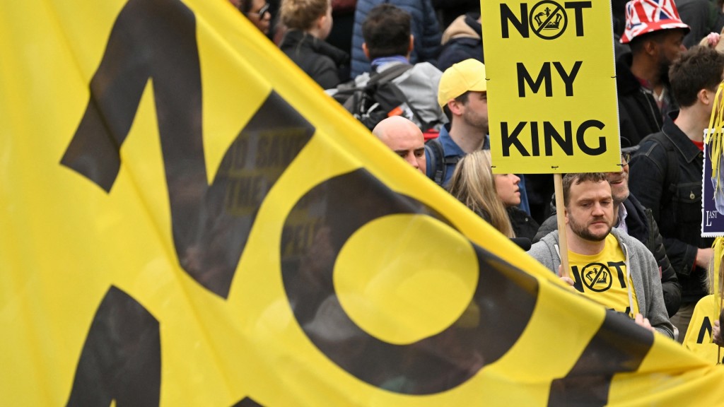 多处地点有反君主制人士示威，举「不是我的国王」（Not My King）标语。图为特拉法加广场。 路透社