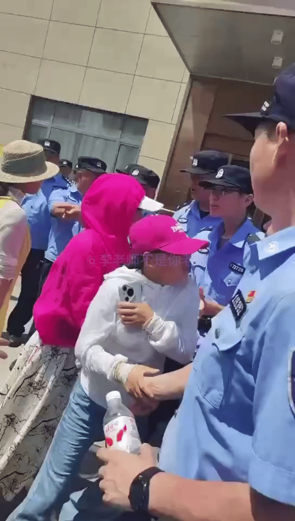 臨沂樹拍,網傳上千投資者維權,爆發警民衝突。 臨沂樹拍,網傳上千投資者維權,爆發警民衝突。