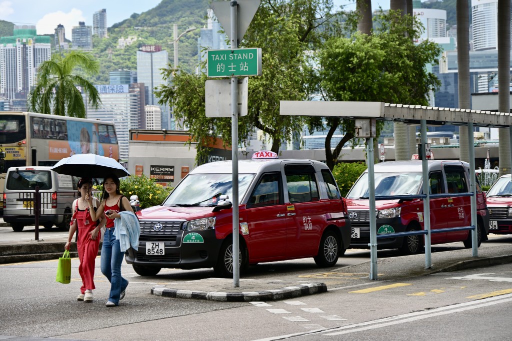 的士明天起市區、新界、大嶼山的士落旗加2元，每次跳錶加1角至2角。蘇正謙攝