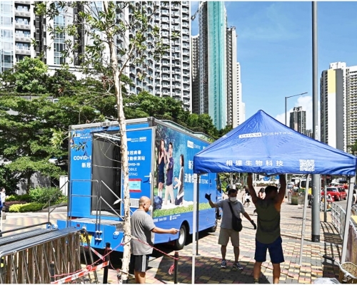政府在南昌站A1出口對開空地設流動採樣站,為匯璽居民及工作人員提供免費檢測服務。