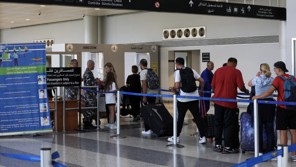 旅客在貝魯特國際機場過關。 路透社 
