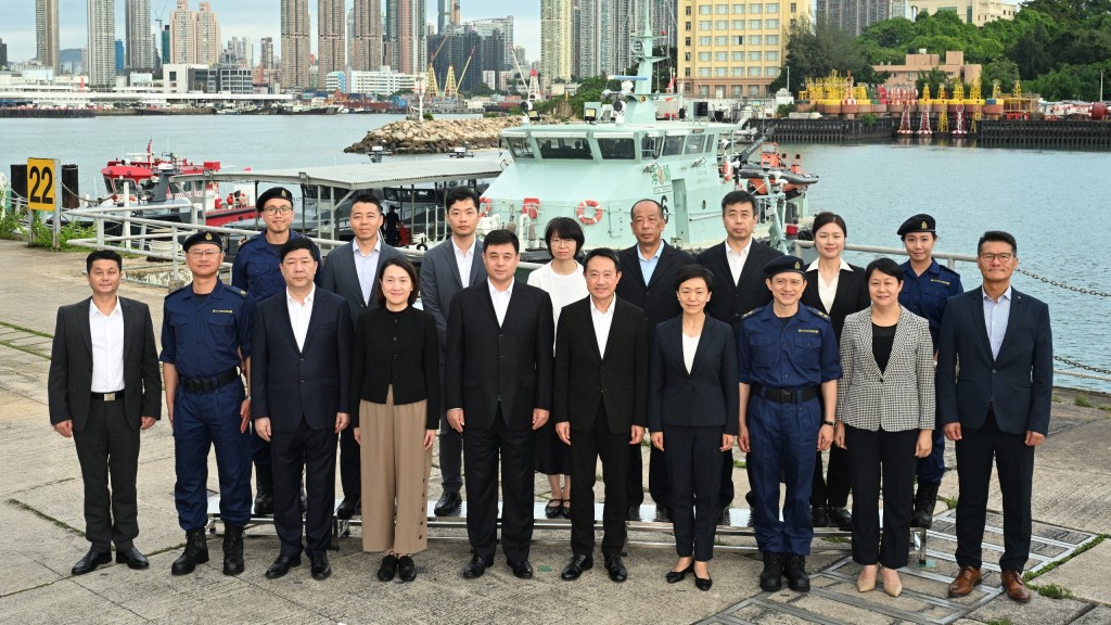 海關關長陳子達與海南省副省長、公安廳廳長蔡朝暉在昂船洲海關船隊基地會面。政府新聞處