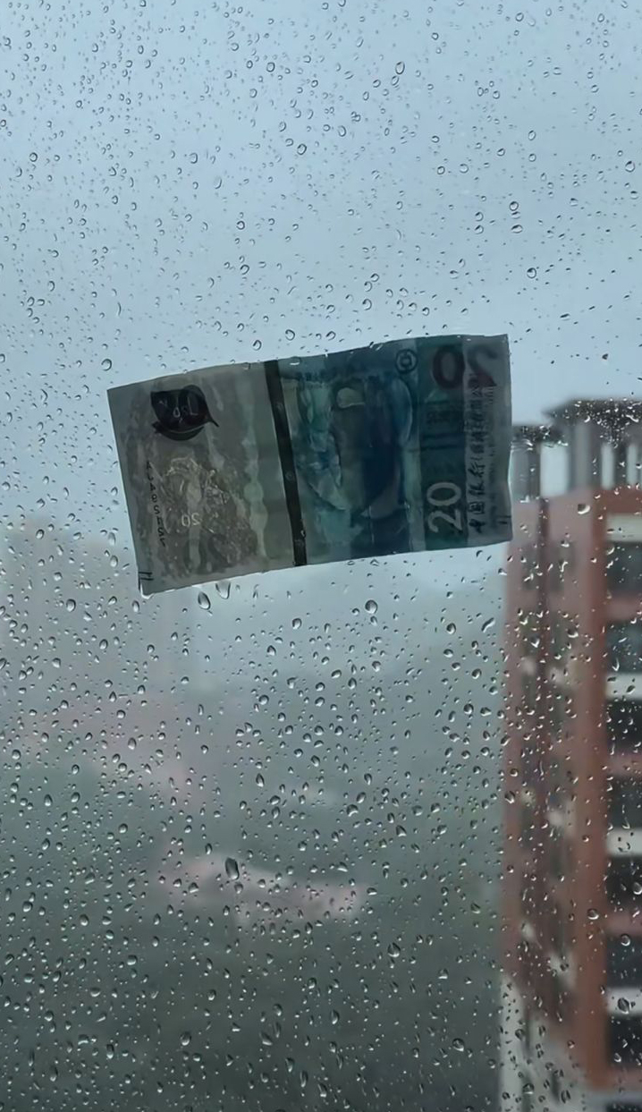 有居住廣東的網友亦在「小紅書」發文，指樺加沙過境期間，其家中玻璃窗竟收到了疑似來自香港的20元港幣。
