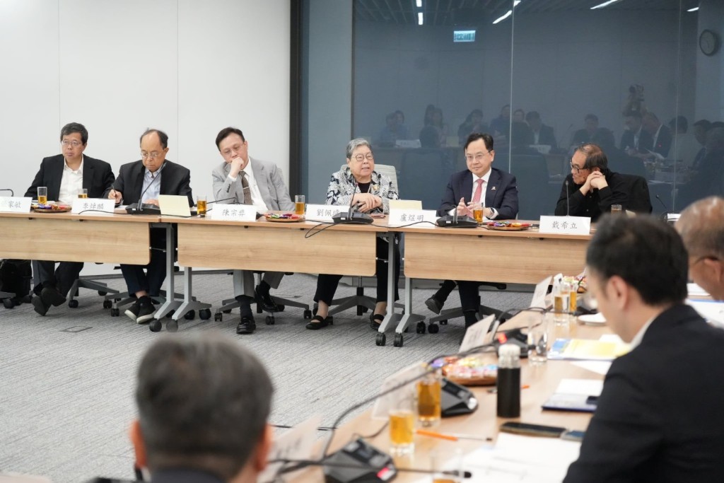 近20位專家組成員參與,踴躍發表意見。 近20位專家組成員參與,踴躍發表意見。