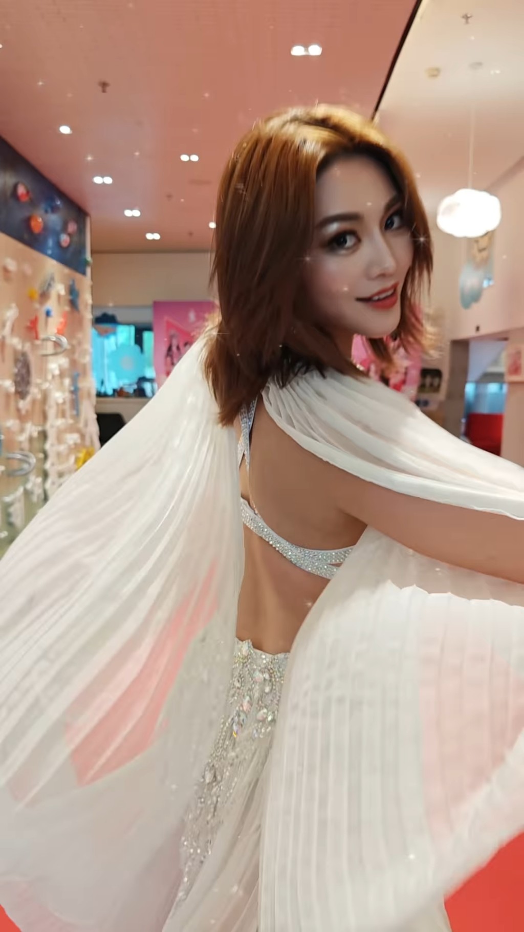 關嘉敏的白滑玉背,也是相當吸睛。 關嘉敏的白滑玉背,也是相當吸睛。
