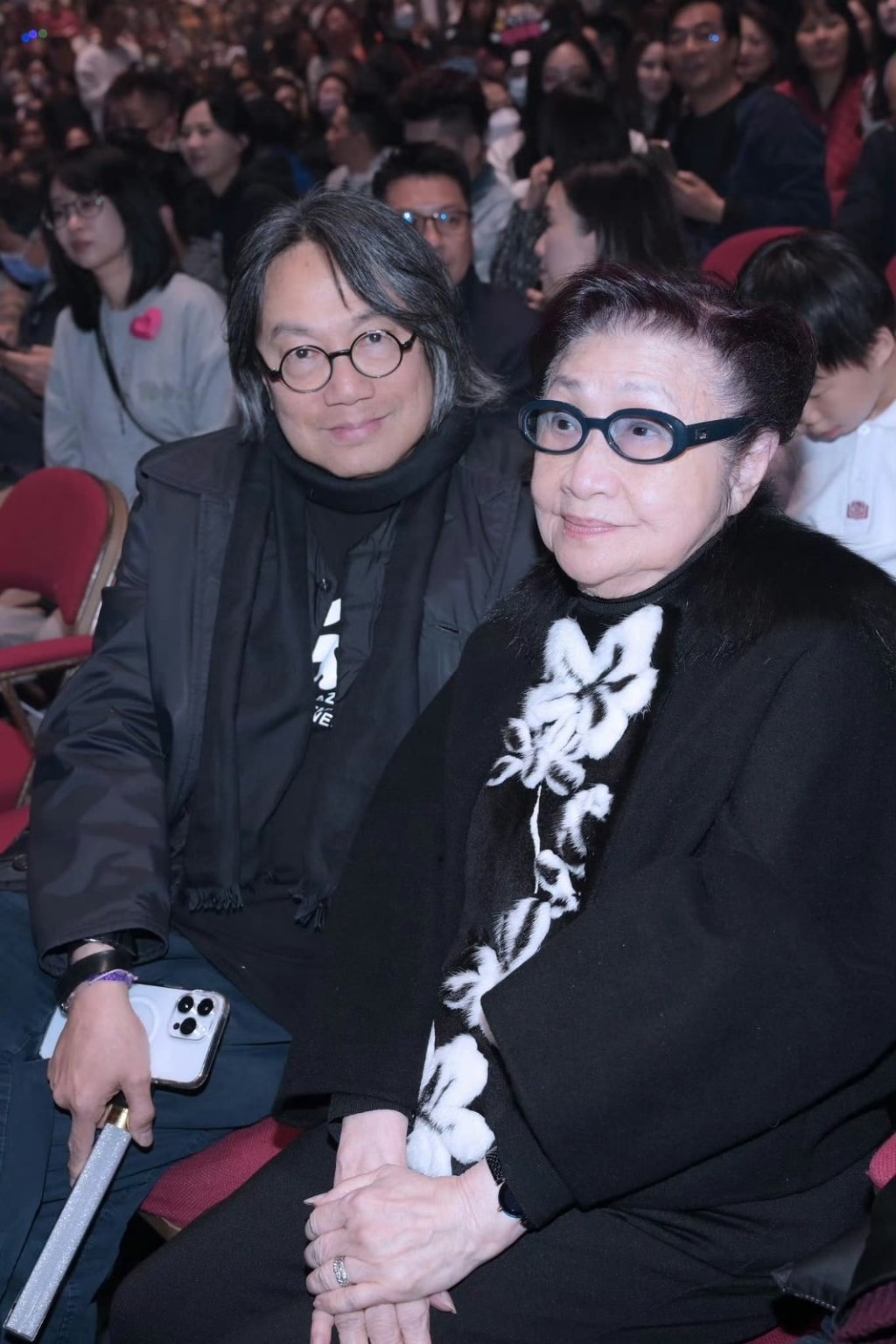 白雪仙身穿白色花花圖案毛衣及黑色毛毛領外套,再加上留著一頭清爽利落的髮型,一貫高貴優雅。 白雪仙身穿白色花花圖案毛衣及黑色毛毛領外套,再加上留著一頭清爽利落的髮型,一貫高貴優雅。