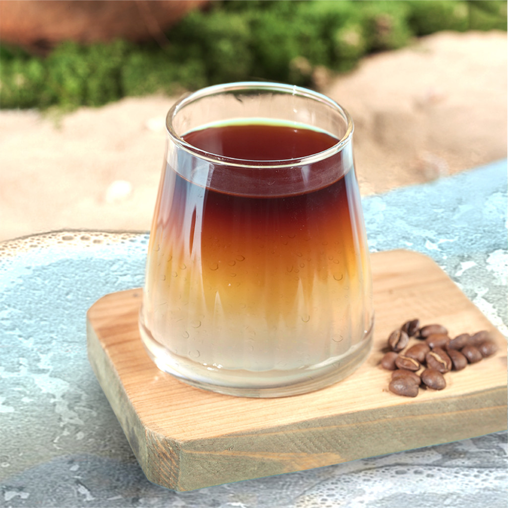 椰子冷萃黑咖啡/S$32、R$37、 L$41，採用泰國天然椰子的椰子水調配，無額外添加糖粉、無脂肪及無膽固醇。