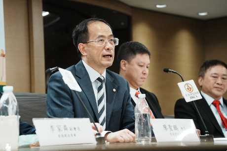 香港建造商會會長廖聖鵬表示,商會聯同八大業界團體與勞工處溝通後,推出包含八項守則的實務指引。 香港建造商會會長廖聖鵬表示,商會聯同八大業界團體與勞工處溝通後,推出包含八項守則的實務指引。