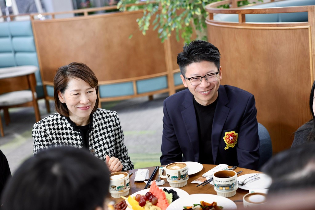 行政長官李家超與四位在北京讀書或工作的香港青年共晉早餐。李家超FB圖片