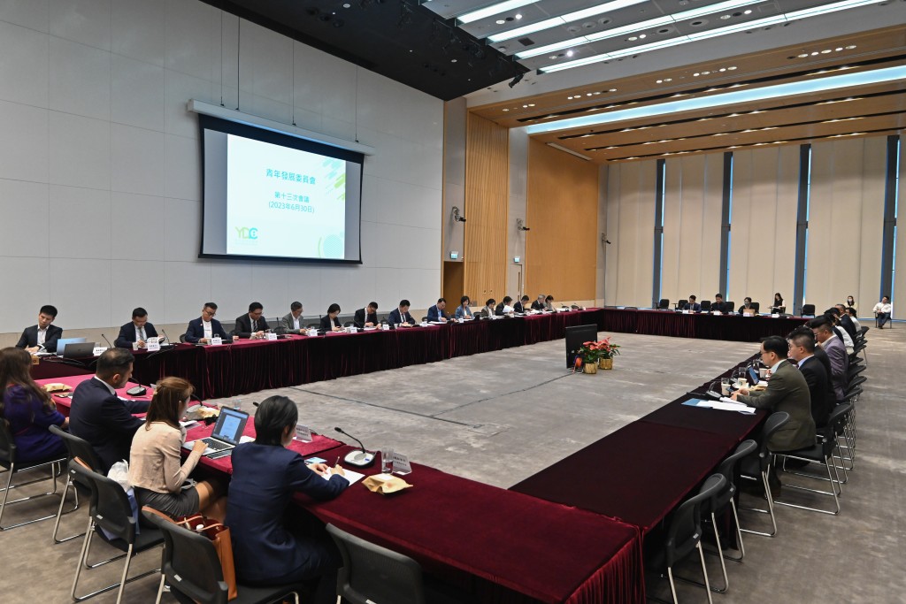 陈国基在政府总部主持青年发展委员会第13次会议。政府新闻处图片