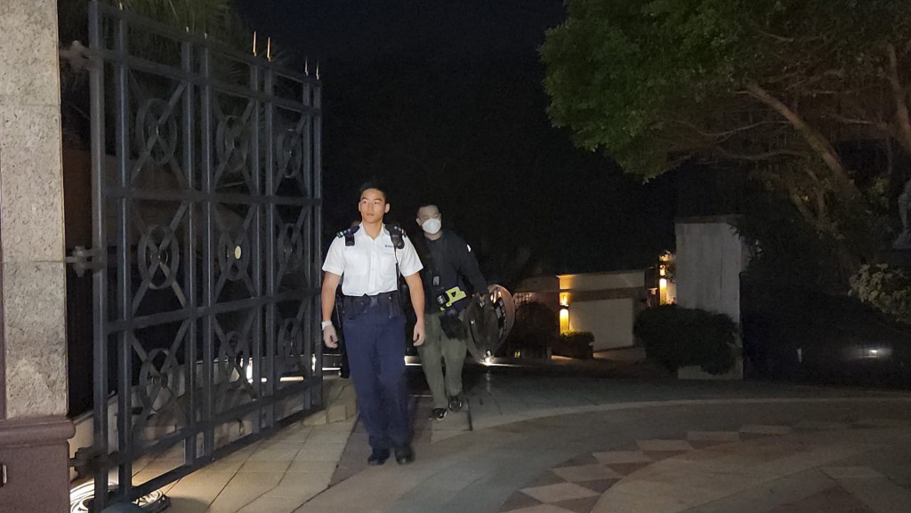 警員接報趕抵現場，手持盾牌搜索屋內外。黎志偉攝