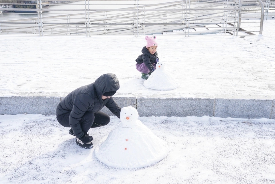 雪後北京天朗氣清,市民盡享冬日雪趣。 北京日報 雪後北京天朗氣清,市民盡享冬日雪趣。 北京日報