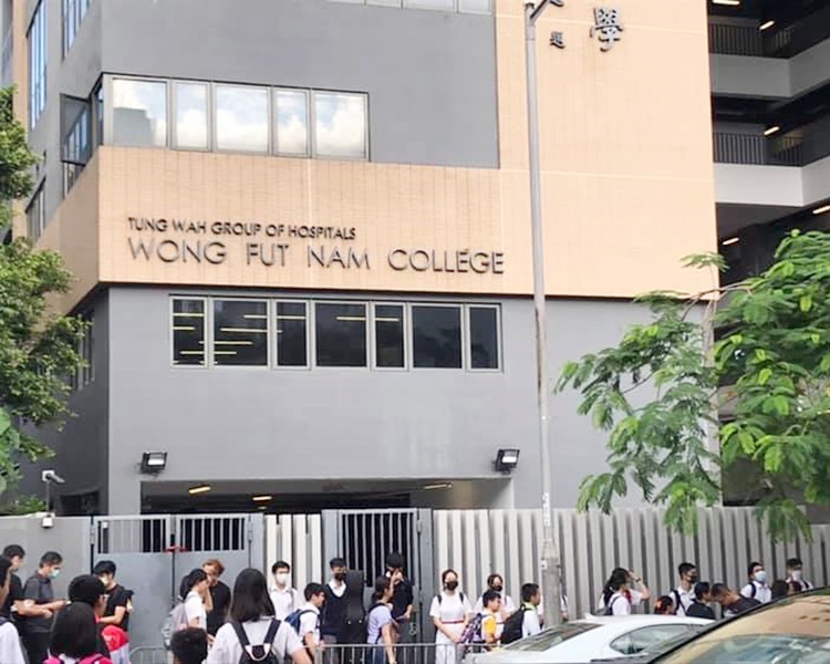 一批參與活動的學生及舊生，分兩邊向牛津道延伸圍繞校園。fb「中大學生報」圖片