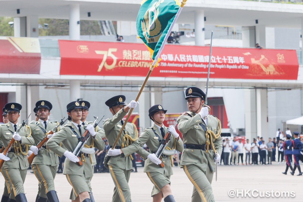 海关仪仗队参与联合步操表演。海关FB图片