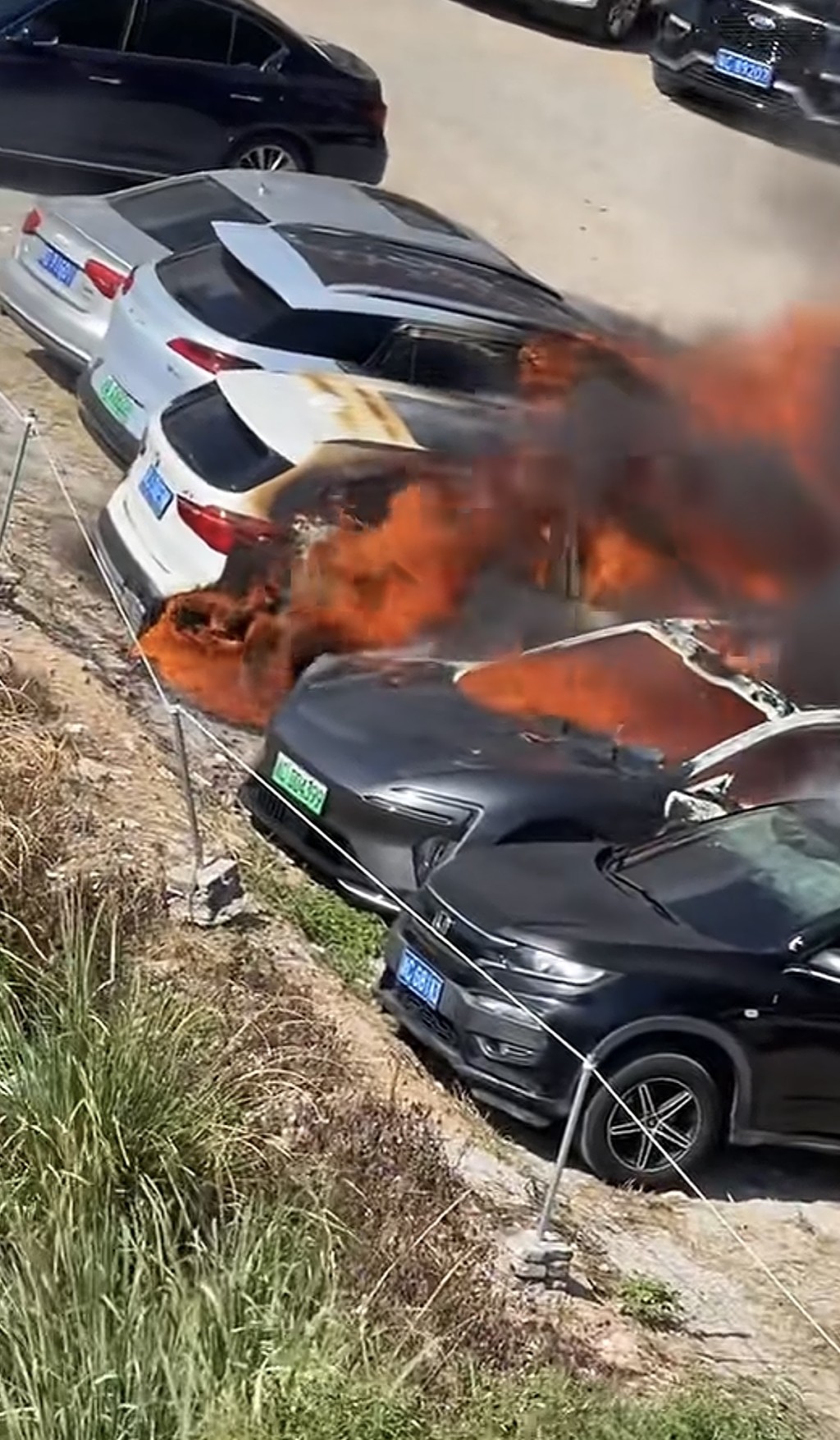 福建阿維塔轎車突著火殃及多車。微博@瘋狂的餅哥