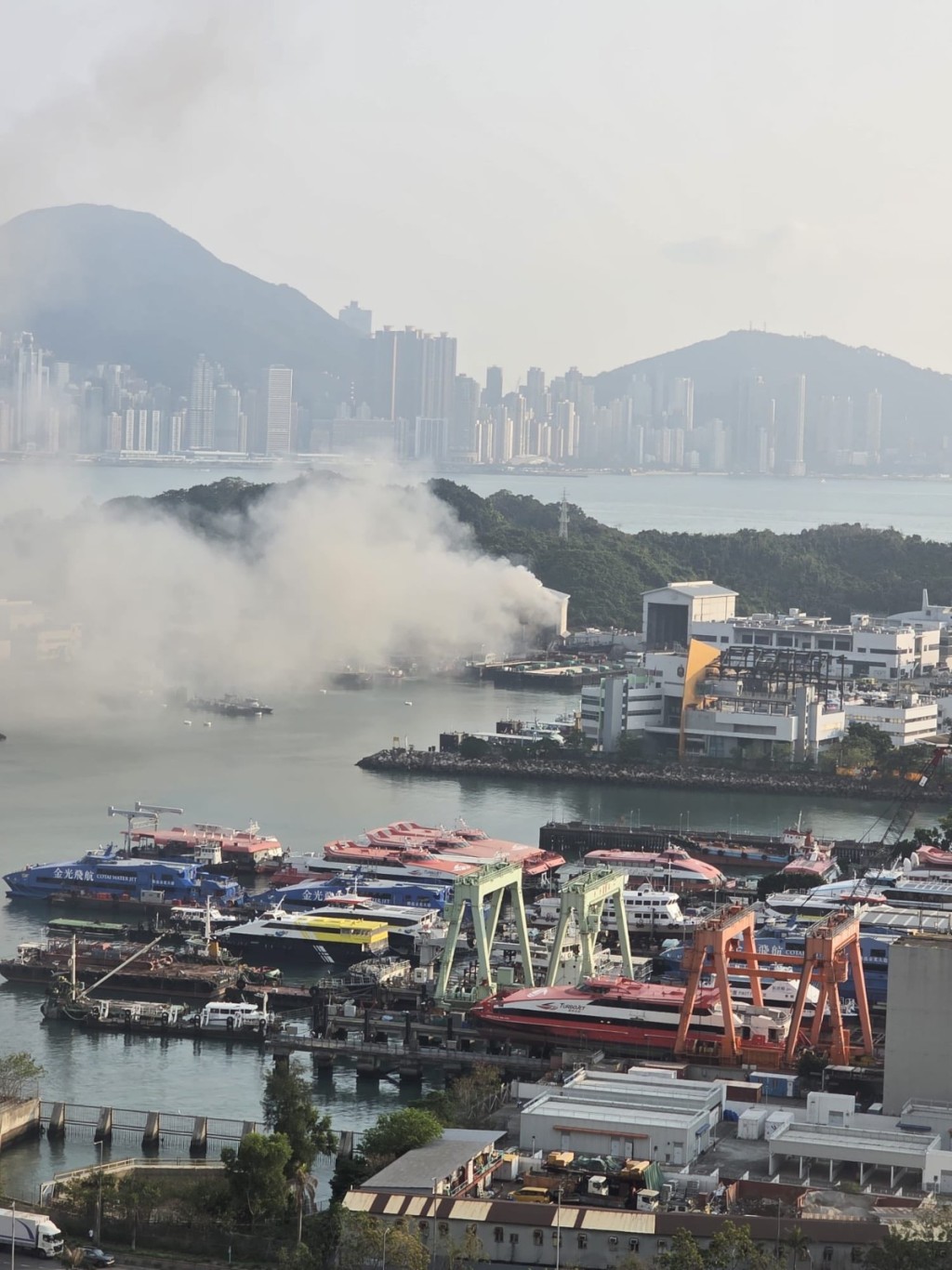 現場濃煙衝天，離遠清晰可見。網上圖片