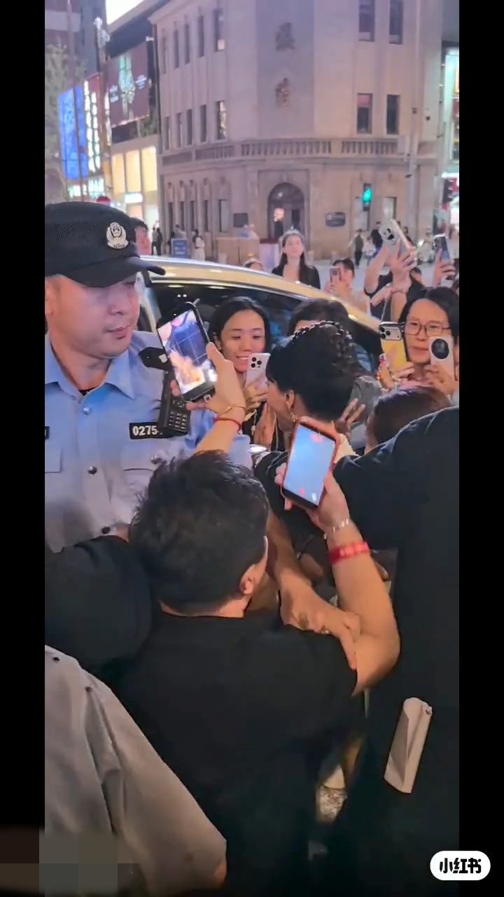 趙雅芝上車時親切向人群微笑。 趙雅芝上車時親切向人群微笑。