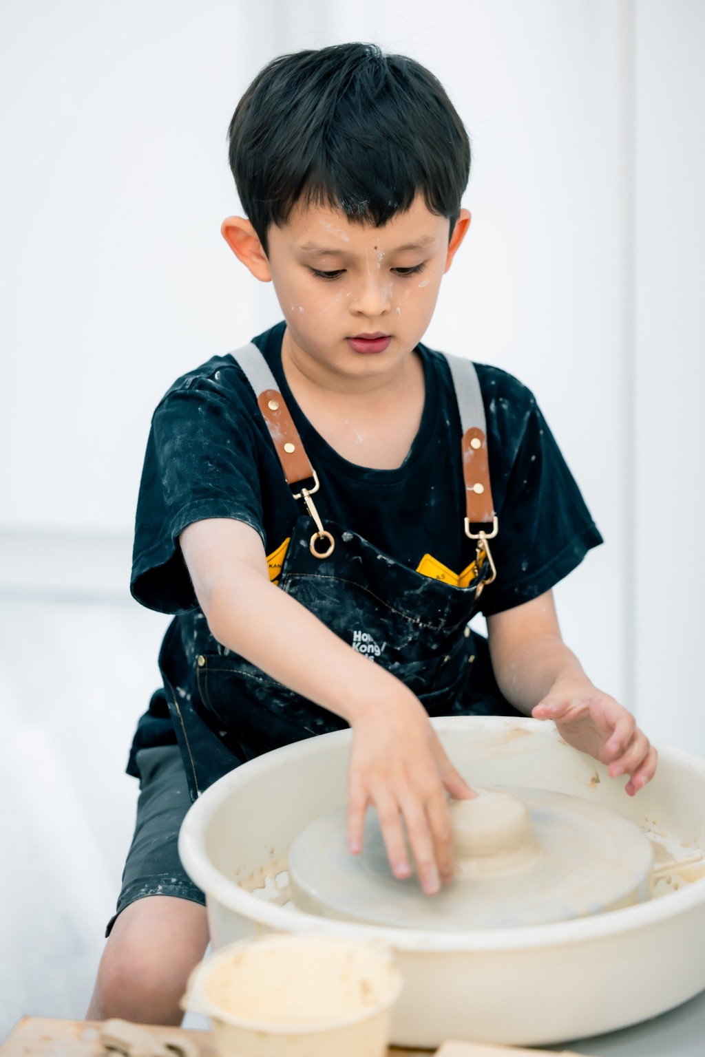 至於專為小小陶藝家而設的「沿陶藝術遊(夏日樂陶陶)」,學員將挑戰高級的手捏成型與拉坯技巧,並學習精緻的上釉方法,讓作品栩栩如生。 (圖片來源:香港藝術中心) 至於專為小小陶藝家而設的「沿陶藝術遊(夏日樂陶陶)」,學員將挑戰高級的手捏成型與拉坯技巧,並學習精緻的上釉方法,讓作品栩栩如生。 (圖片來源:香港藝術中心)