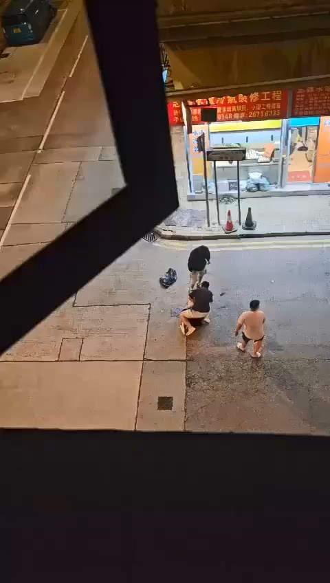 一名黑衫男子遭3名大漢制服在馬路上。
