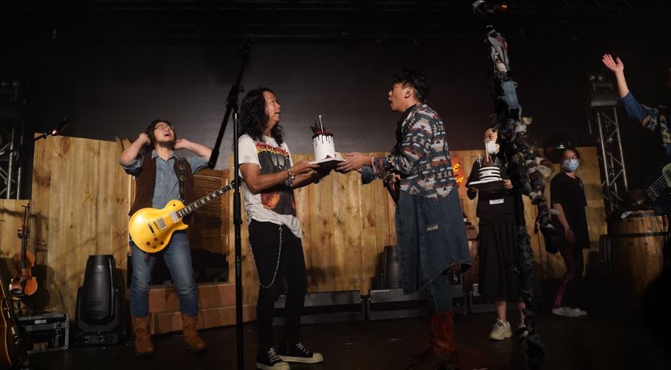 Van跟Joey Tang(左二)一同慶祝生日。