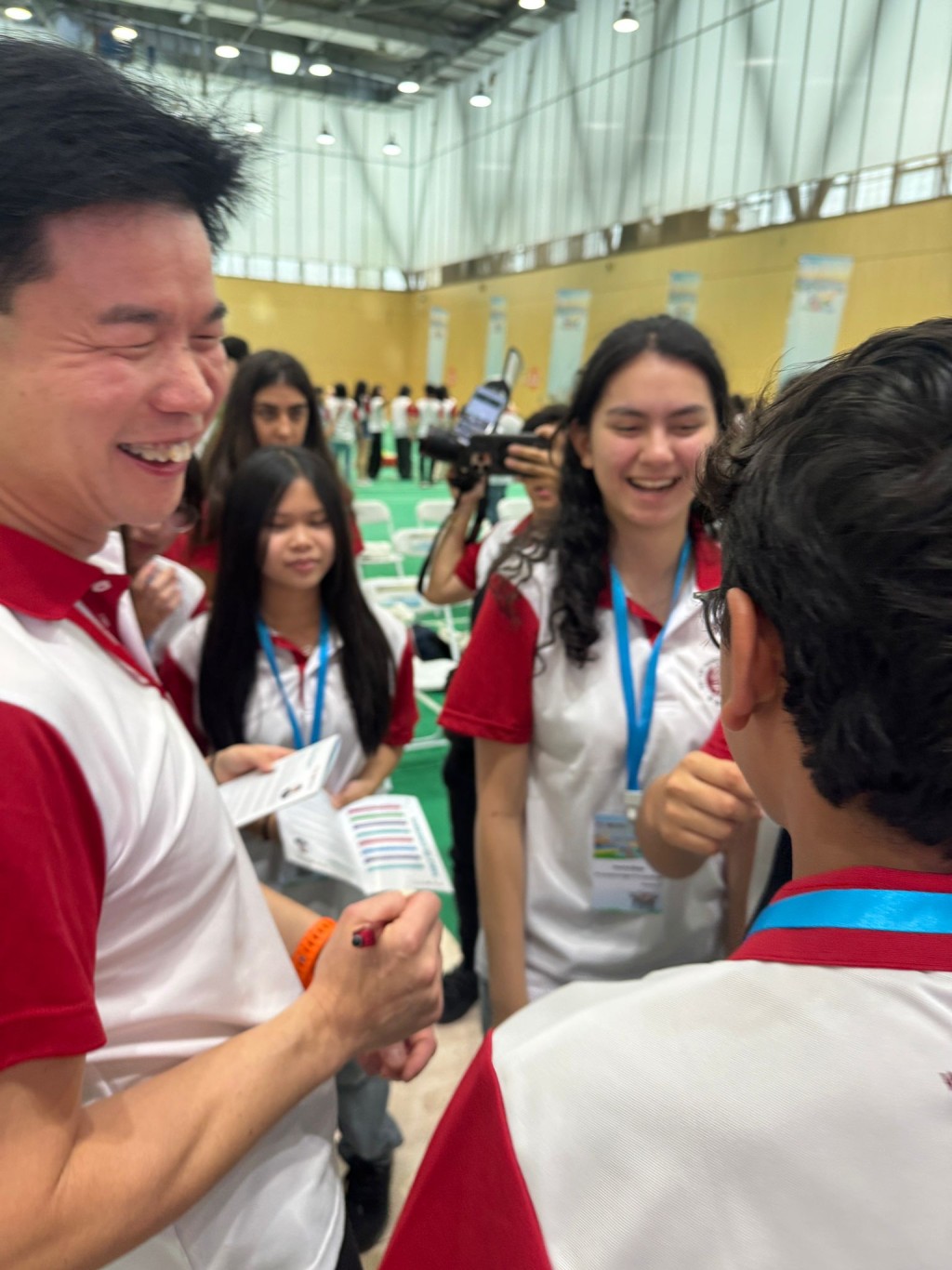 香港律師會會長湯文龍與學生交流。 香港律師會會長湯文龍與學生交流。