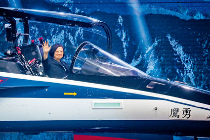 蔡英文登上新式高教机并挥手致意。