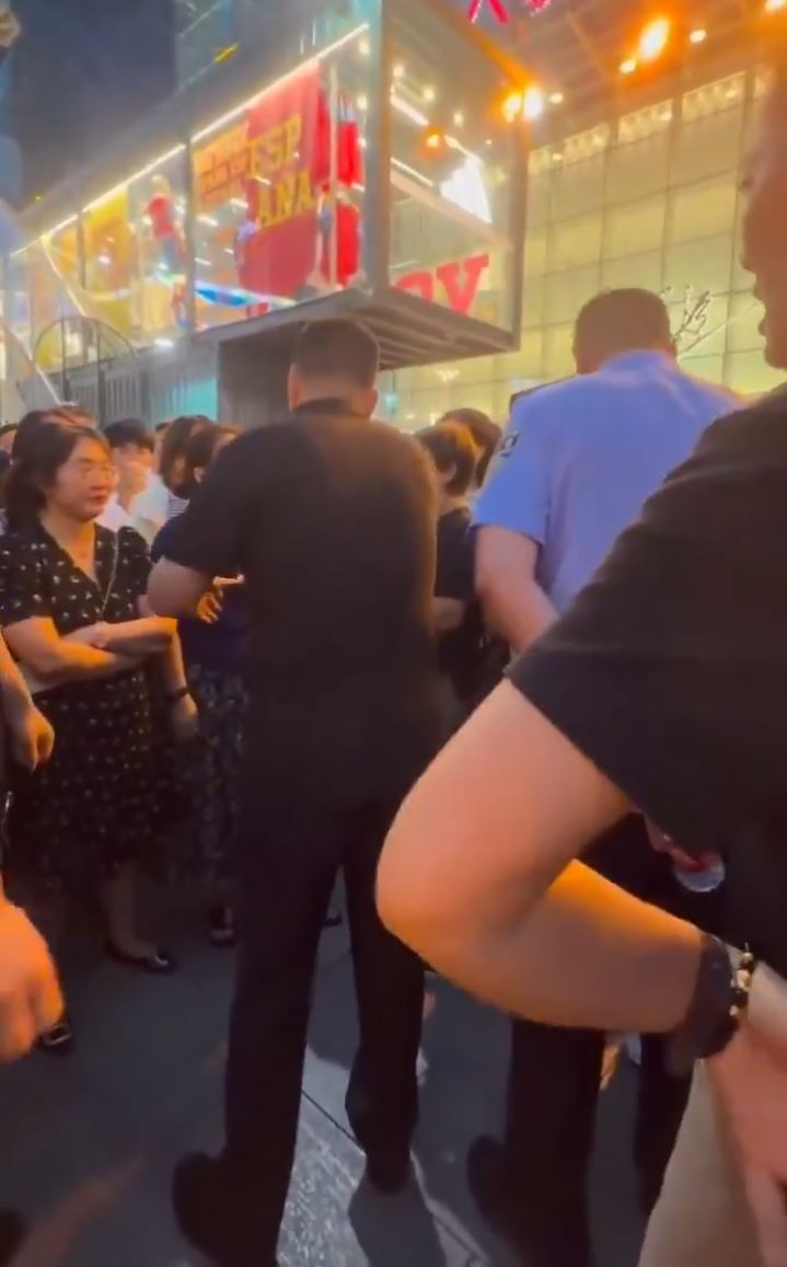 西安賽格商場商家嚴鵬傳被逼死，引發民眾不滿在商場外唱國歌示威。