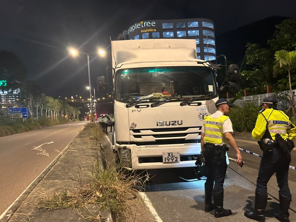 貨車右邊車頭撞向路中分隔石壆,之後再衝前數十米才停下。曾志恒攝 貨車右邊車頭撞向路中分隔石壆,之後再衝前數十米才停下。曾志恒攝