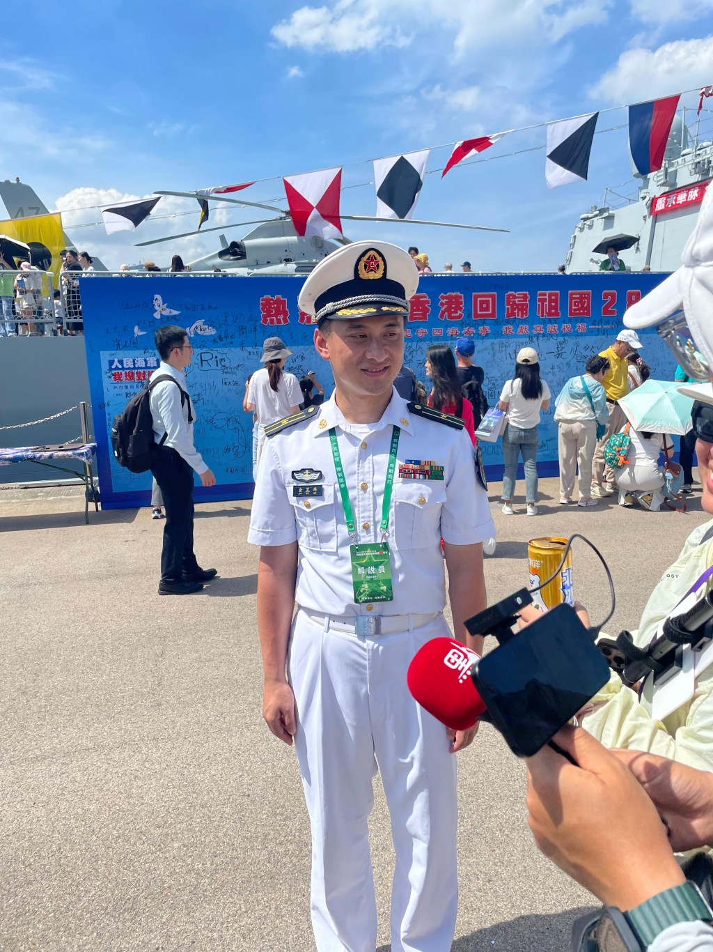 查夏瑋少校表示,感受到香港市民的熱情。 查夏瑋少校表示,感受到香港市民的熱情。