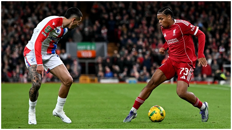 敢于盘扭的安古莫夏（右），每次上阵都极具威胁。 AFP