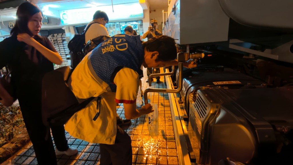 水務署人員在場協助。 水務署人員在場協助。