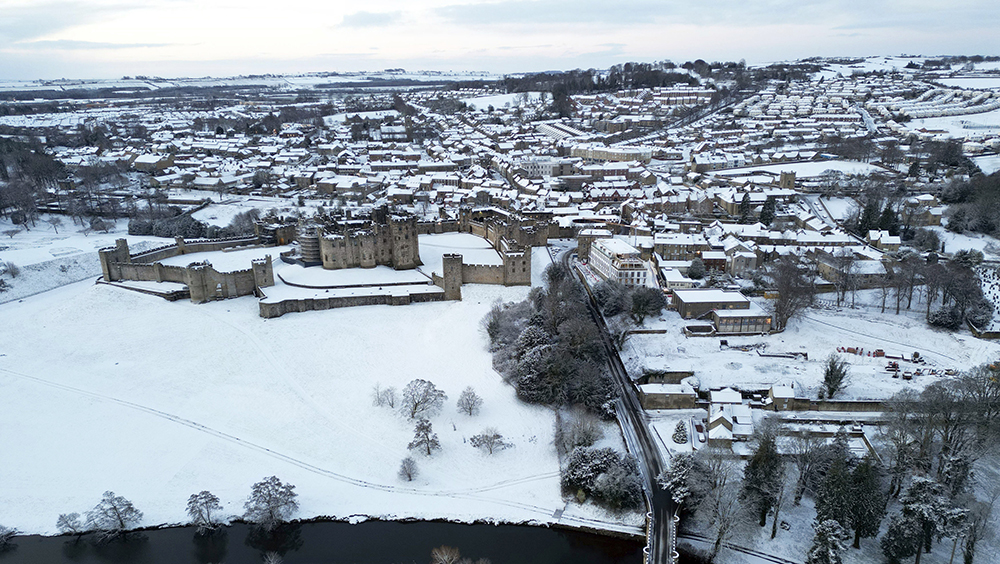 英國各地發布冰雪天氣警告,英格蘭東北部諾森伯蘭郡的阿尼克城堡周圍積雪覆蓋的田野。AP