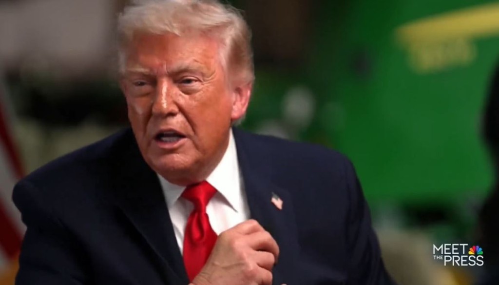 特朗普接受NBC访问时，不满主持人提问内容拆下收音咪提早离开。NBC《MEET THE PRESS》截图