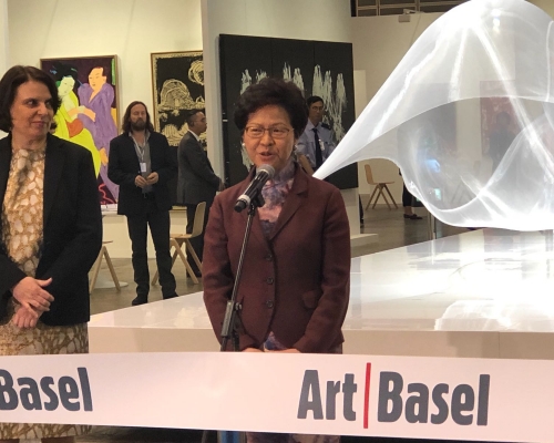 林鄭出席灣仔會展第六屆巴塞爾藝術展開幕剪綵儀式。