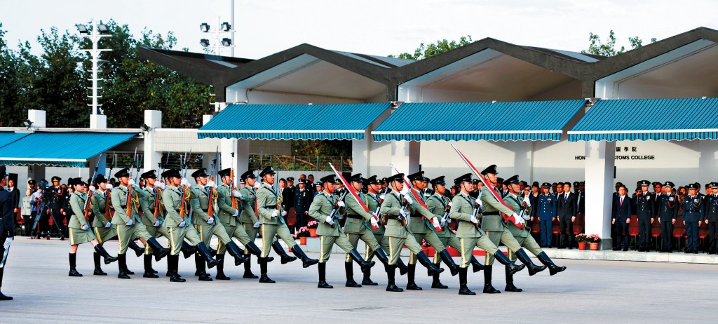 纪律部队仪仗队、护旗方队以中式步操进场进行升旗仪式。