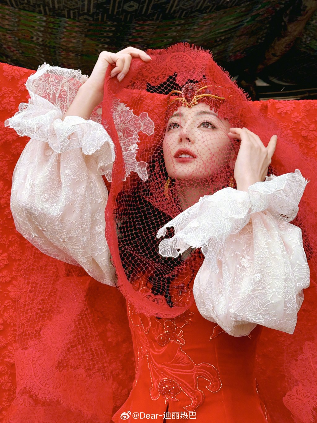 迪麗熱巴公開穿維族表演服飾的美照。