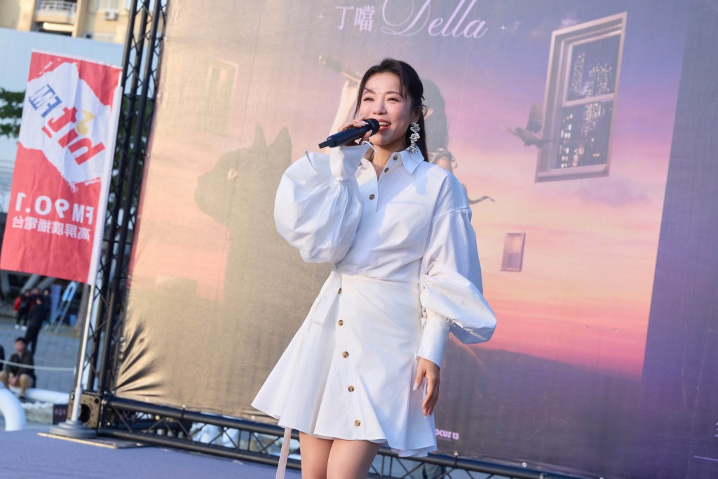 丁当大唱10首,将签唱会当演唱会开唱。 丁当大唱10首,将签唱会当演唱会开唱。