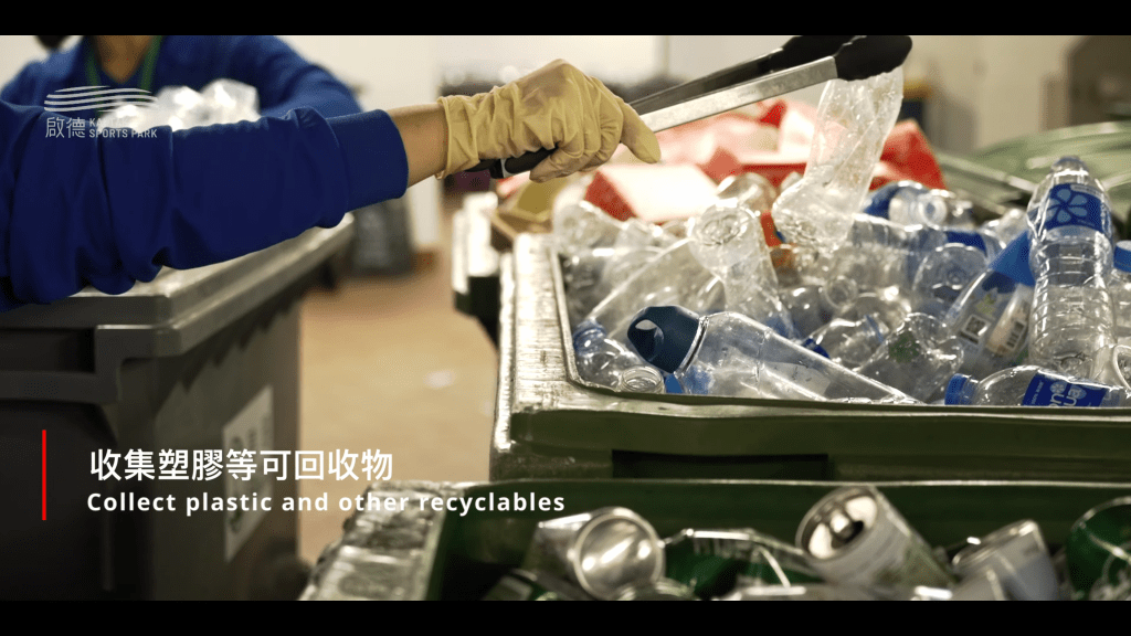 回收大使與清潔團隊重點回收塑膠等可再生物料。 回收大使與清潔團隊重點回收塑膠等可再生物料。