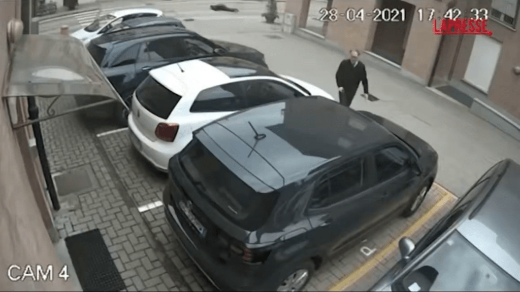 其中一名贼人倒地(图上方),罗杰罗走回珠宝店。 X 其中一名贼人倒地(图上方),罗杰罗走回珠宝店。 X