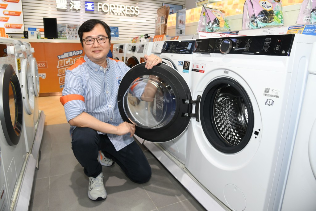 豐澤Senior Customer Advisor Ivan Cheung指洗完衫後，打開洗衣機蓋子透氣，以防異味，避免細菌滋生。