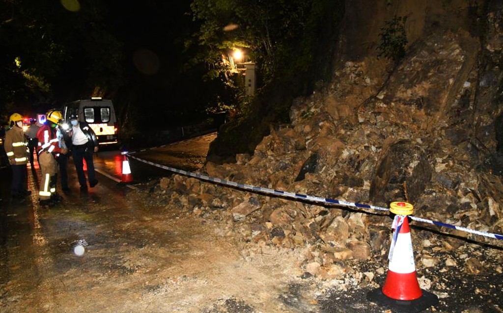 中峽道塌山泥,消防到場證實無人被困。