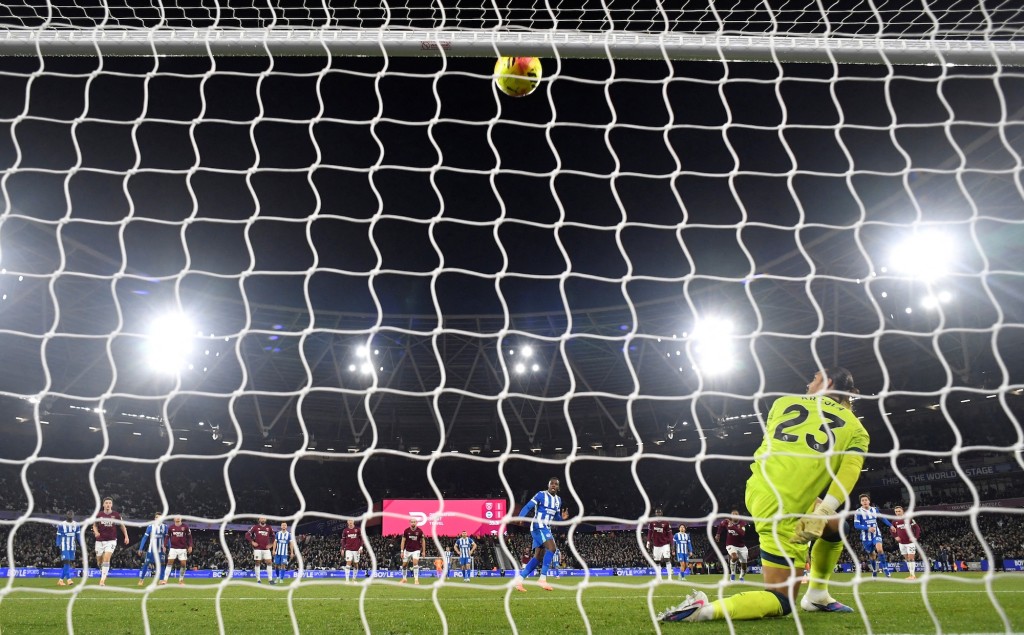 韋碧克「Chip射」12碼中楣。路透社